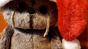 Басики украшают ёлку на Новый год.