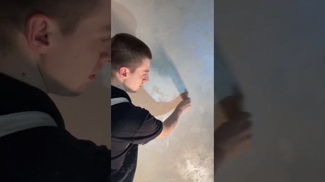 Декоративное покрытие с эффектом песчаных вихрей . Смотрите как меняет цвет !  #interiordesign