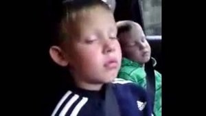 владик засыпает в машине.wmv