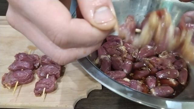 Шашлык из куриных сердечек // Куриные сердечки на шпажках // Шашлык на сковороде