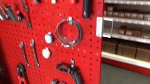 Система хранения инструмента из перфорированных панелей