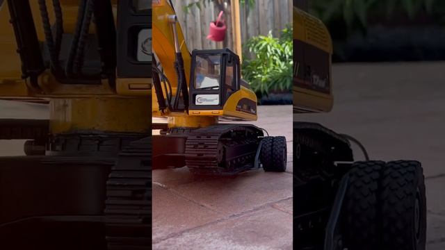 Moving excavator with dolly and Arocs truck