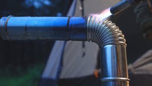 Автомобильный кемпинг в одиночестве в кипарисовом лесу, полном фитонцидов  непрекращающийся дождь