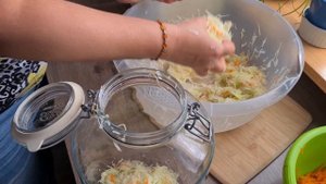 Квасим капусту в банке. Самый простой и быстрый рецепт. Хрустящая и сочная капустка получается.