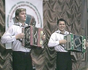 Гармонист играет твист.