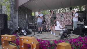 Маленькая Саманта Фокс спела на празднике