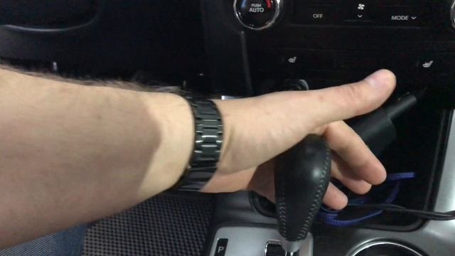 На Kia Sorento установили механический противоугонный замок акпп. Простой способ защитить от угона.