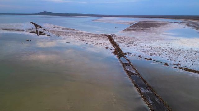 За перевалом ветер и страх, Идут верблюды на длинных ногах смотреть онлайн