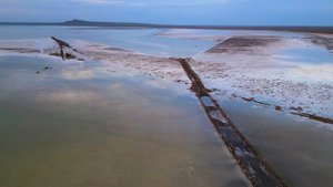 За перевалом ветер и страх, Идут верблюды на длинных ногах