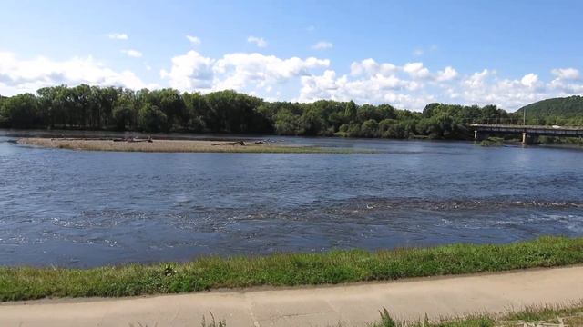 31.08.2021. Еврейская АО. Биробиджан. Вид на мост Биршоссе и телевышку с набережной смотреть онлайн