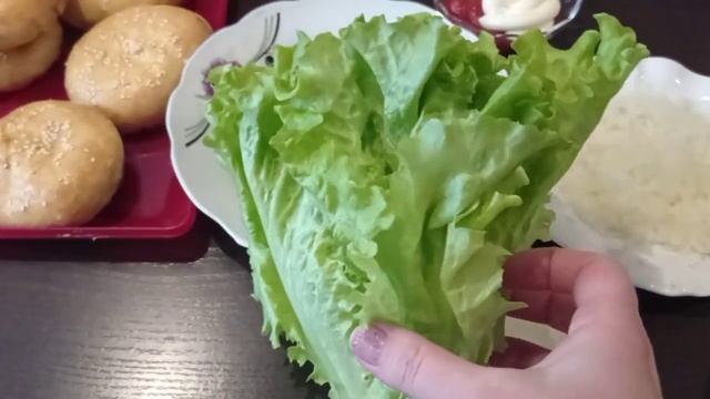 Evdə hazırlanan qamburger. Готовим домашние гамбургеры .