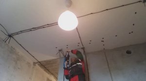 Использование газового пистолета Toua GSN50E при прокладке кабеля на площадках со стяжками.