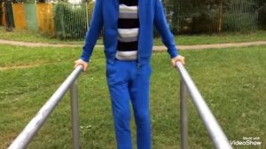 Делаем упражнения для начинающих(Подтягиваемся на брусьях и турнике, делаем подъём с переворотом)
