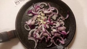 Картофель с курицей, болгарским перцем и луком на сковороде