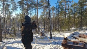 МЕДВЕДЬ ПРИШЁЛ К ХИЖИНЕ ОХОТНИКА. ОПАСНЫЙ СЛУЧАЙ В ЛЕСУ.  СТРЕЛЯЮ ДЛЯ ЗАЩИТЫ. СТРОЙКА В ТАЙГЕ.