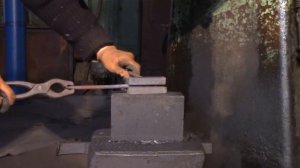 Ковка виноградной лозы на молоте.