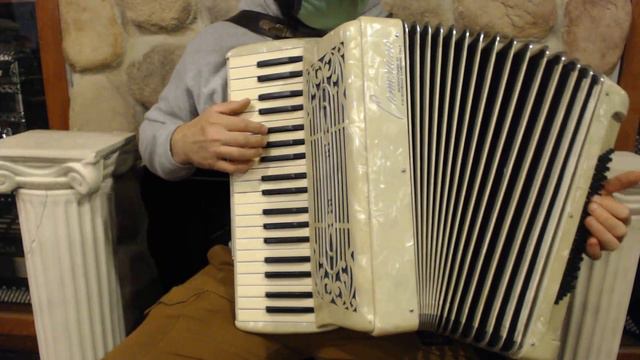 6069 - Cream Camerano Piano Accordion LMM 39 80 $599 смотреть онлайн