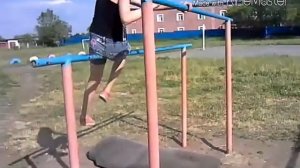 Трюки на турниках.\