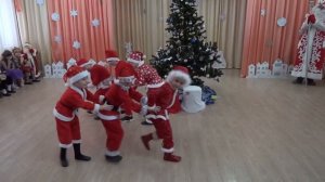 Танец Санта-Клаусов на новый Год. Старшая группа