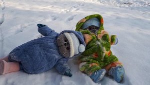 Басики на коляске зимой приехали в парк. Веселая прогулка. Последний день зимы