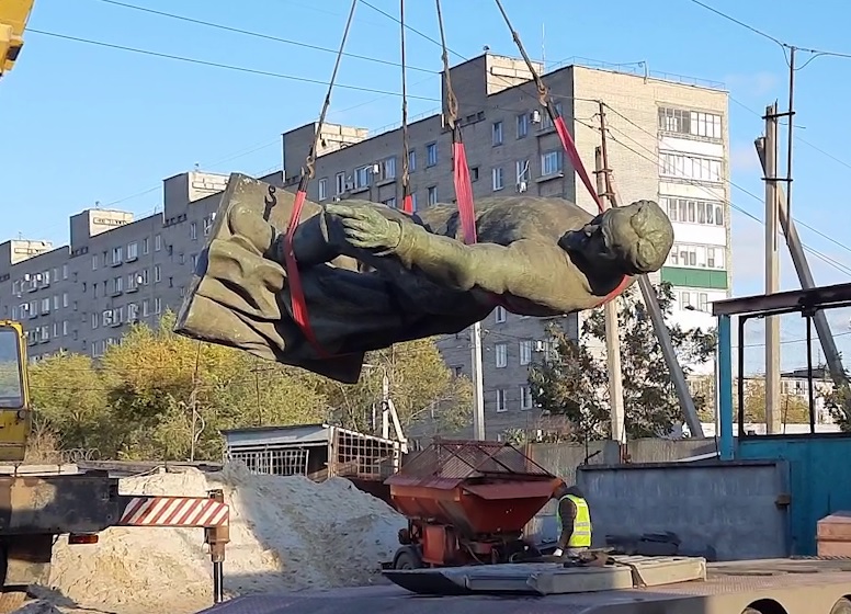 На видео сняли погрузку статуи Феликса Дзержинского в Волгограде