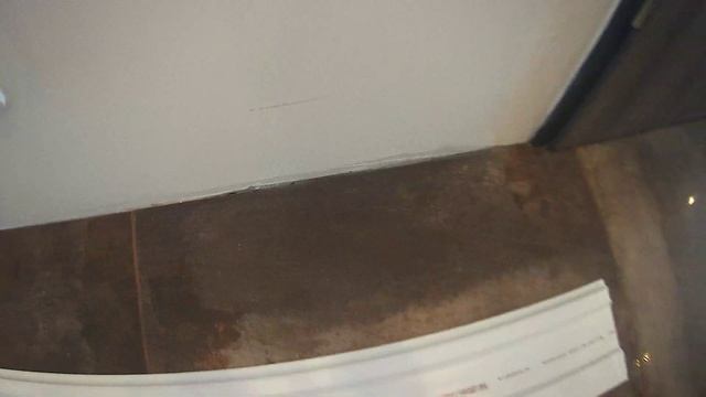 Panele w jodełkę, sztukateria, cokoliki i biokominek. смотреть онлайн