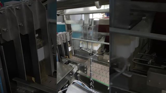 Нанесение этикетки на квадратную бутылку.