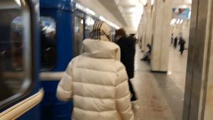 Полный вагон в вечерний час пик, поезда следуют через станцию метро площадь Победы, метрополитен