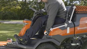 Husqvarna R 420TsX AWD/R 419TsX AWD - Driver's Position