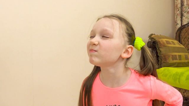 Лиза играет и копирует папу весь день смотреть онлайн