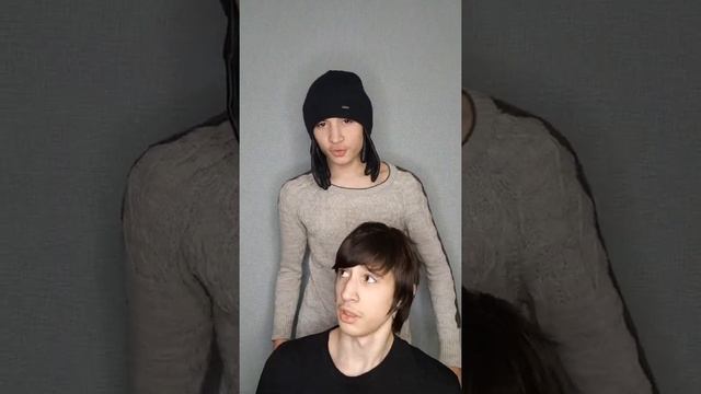 Брат однажды сходил в парикмахерскую... теперь точно знает какая прическа ему не идет. смотреть онлайн