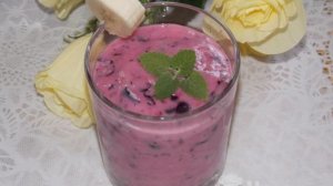 Смузи из смородины с йогуртом и бананом