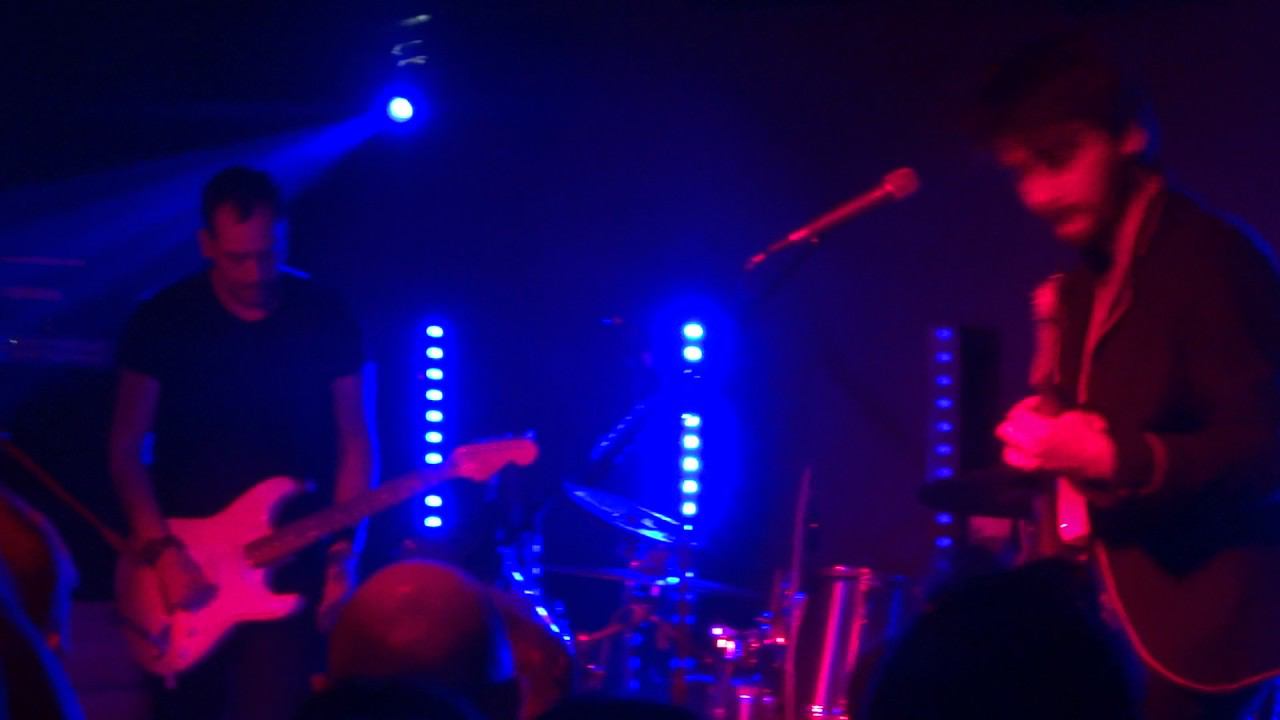 Les Discrets - L'échappée + Les Feuilles De L'olivier (live in Moscow) смотреть онлайн