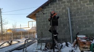 Забиваем витые 76е столбы зимой под навес в Рязани