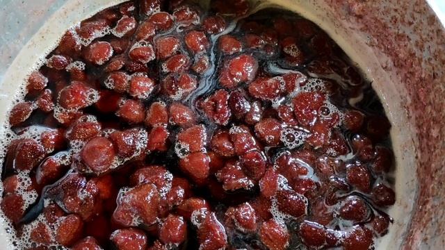 ВАРЕНЬЕ из КЛУБНИКИ. ЯГОДЫ ЖИВЫЕ, ВАРЕНЬЕ ПРОЗРАЧНОЕ, АРОМАТНОЕ. Как варить, да не переварить.