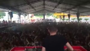 Раскачал толпу за 4 сек!