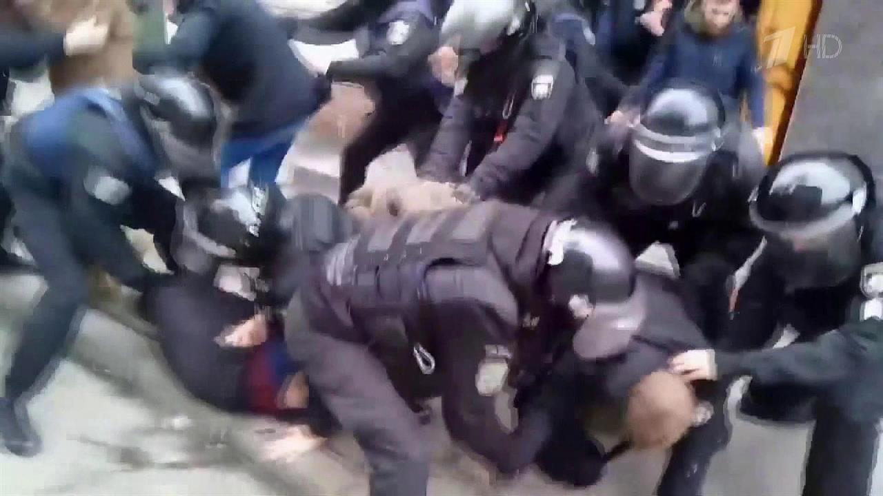 В Киеве арестовали полицейского, который при разгоне акции радикалов крикнул: "Ложись, Бандера!"