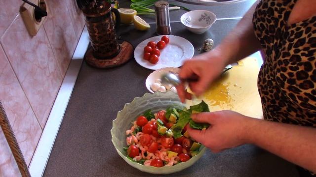 Салат с креветками и рукколой, очень вкусный!