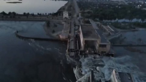Взорвана Каховская ГЭС