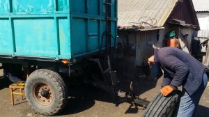 Устройство для подъёма-транспортировки запасного колёса на тракторном прицепе 2ПТС-4 Своими руками