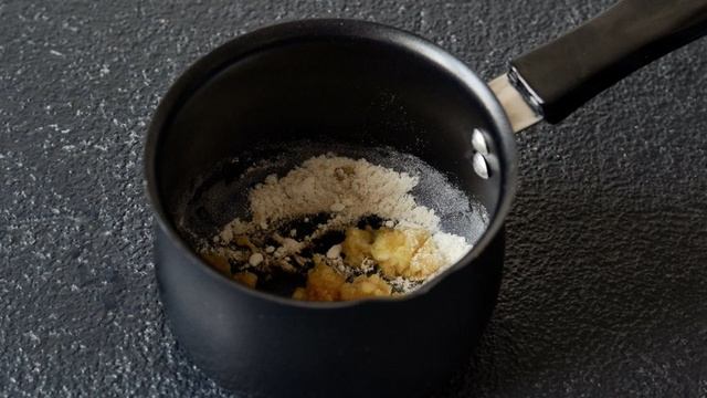 Красный соус с луком и огурцами