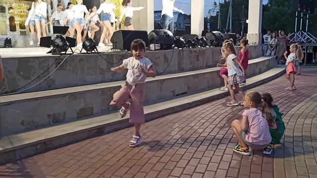 Карина танцует под Miko " Девочка в тренде" смотреть онлайн