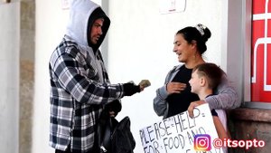 Незнакомец просит доллар на еду