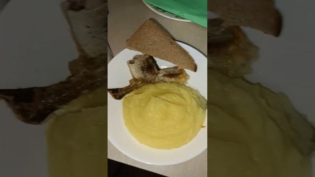 Ужин. Пюре рыба хлеб компот. Сегодня нас пожалелели и смена на кухне щедро приготовила пищу.