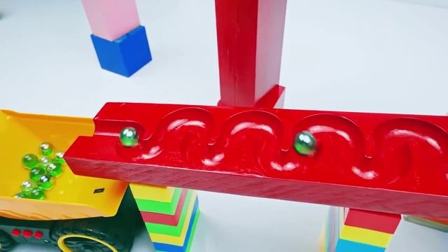 Шарики катаются по лабиринту_видео для детей_2023_61 смотреть онлайн