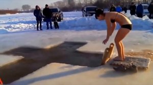Приколы. Крещенские купания. В прорубь первый раз!!!