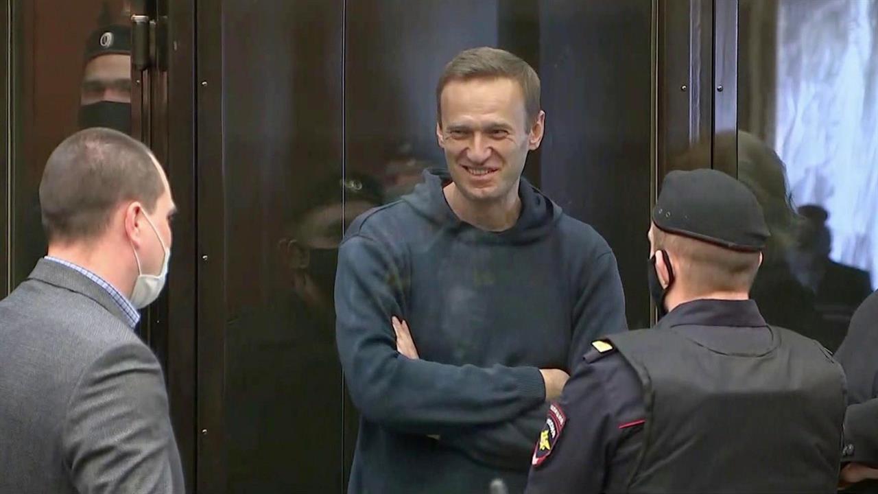 Суд заменил Алексею Навальному условный срок на реальный