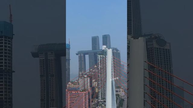 重慶長江大橋，大橋設計成了一橋兩用，上面過汽車下面過火車 смотреть онлайн