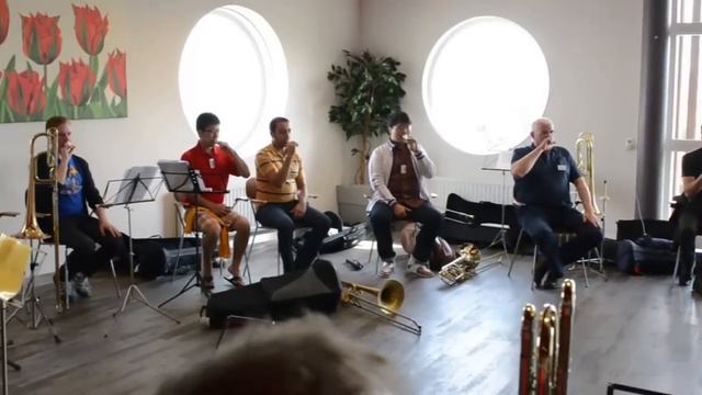 Charlie Buzzing смотреть онлайн