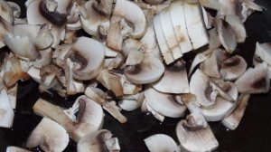 Макароны с шампиньонами и свежей зеленью